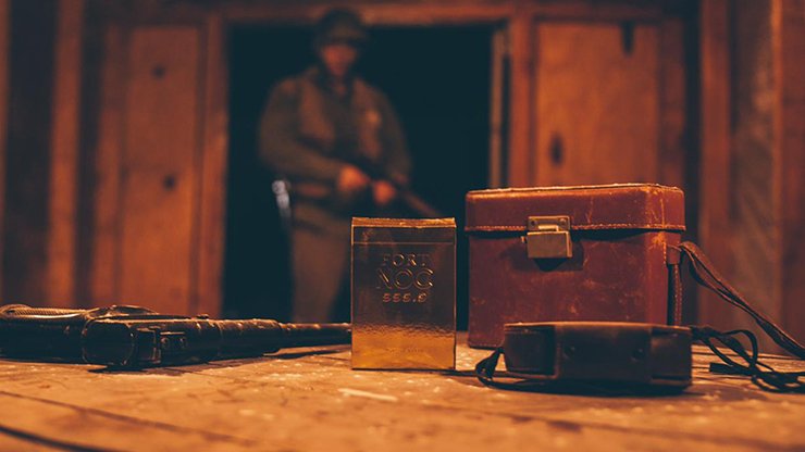 Fort Noc Gold by The House of Playing Cards - Carti De Joc Premium